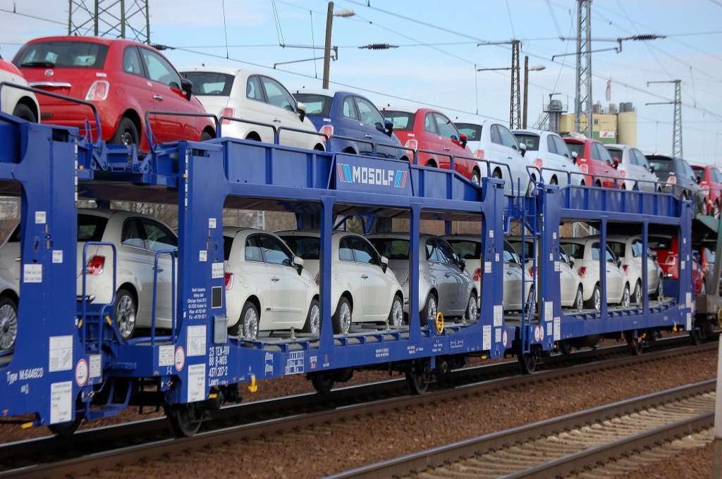 Blaue noch wie neu aussehende Autotransportwagen-Einheiten der Fa. Mosolf Automotive Railway GmbH aus Kirchheim/Teck beladen mit fabrikneuen Fiat 500. Die Wagen sind in Belgien eingestellt, im Bild der Wagen mit der Nr. 23 TEN-RIV 88 B-MOS 4371 207-2 Laaers, 28.02.09 Bhf. Flughafen Berlin-Sch�nefeld. 