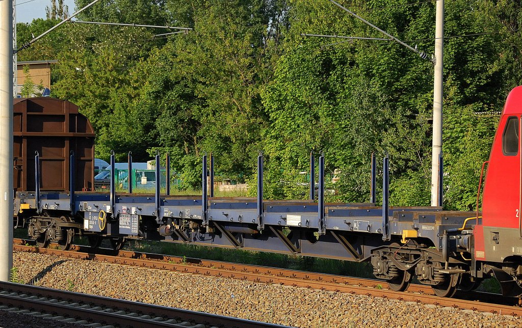Blauer CFL Cargo Drehgestell-Flachwagen mit Rungen mit der Nr. 81 82 L-CFLCA 3513 616-0 Rbnpss am 06.06.13 in einem gemischten G�terzug in Berlin-Blankenburg.