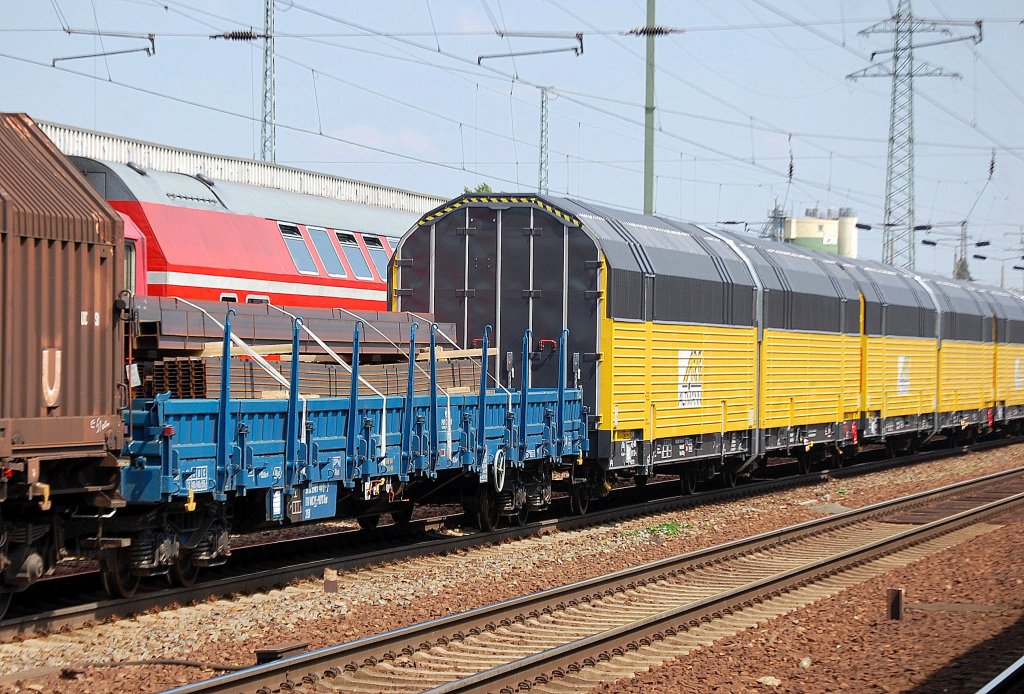 Blauer Drehgestellflachwagen mit Rungen vom Typ Res der polnischen PKP Cargo mit Stahlelementen beladen, 06.06.11 Bhf. Flughafen Berlin-Sch�nefeld.