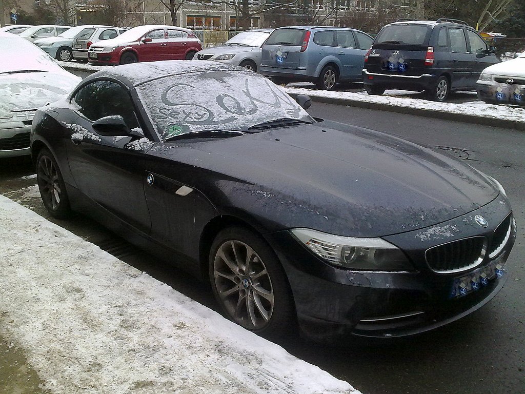 BMW Z4 Coup� mit passender Einsch�tzung auf der schneebedeckten Frontscheibe, 15.01.13 Berlin-Pankow.