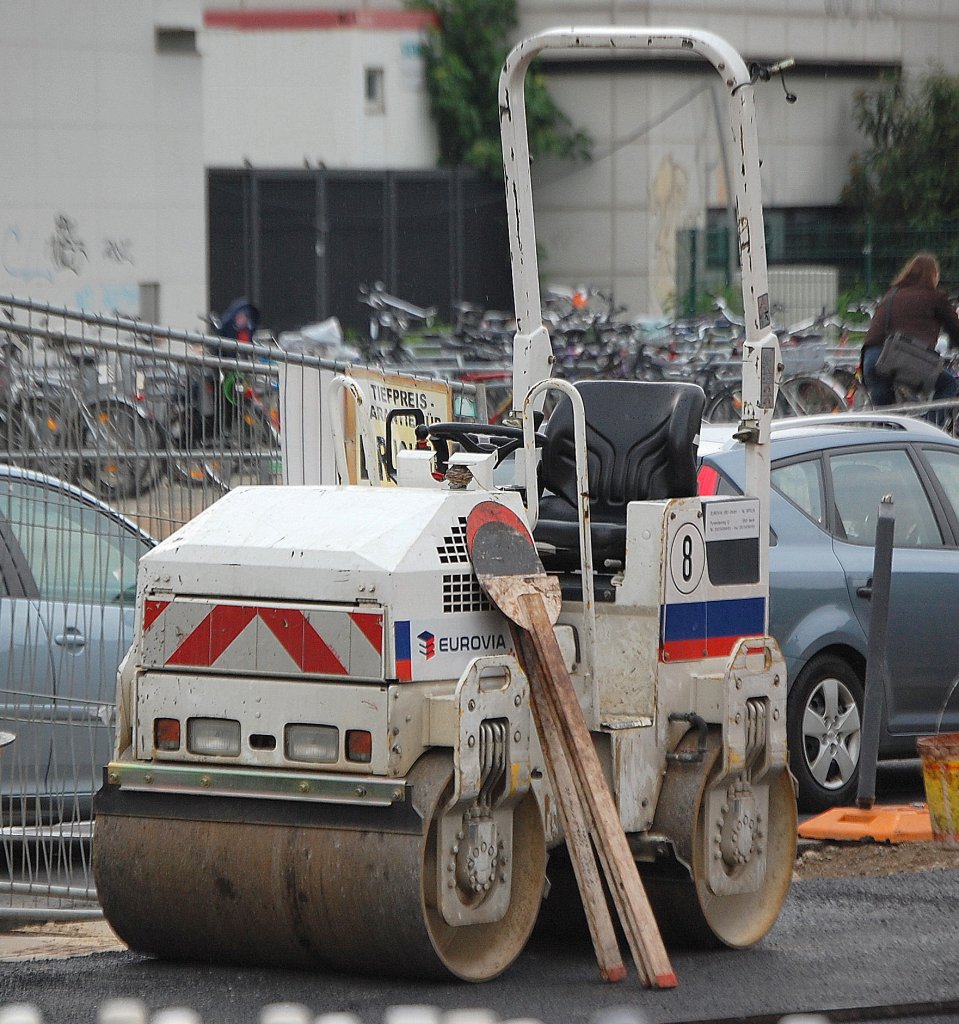 BOMAG Tandemwalze der Baufirma EUROVIA am 28.05.10 Berliner Str. in Berlin-Pankow. 