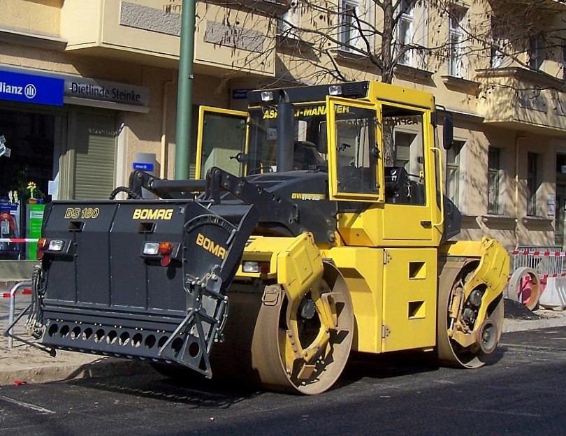 BOMAG Tandemwalze BW 174 AD mit Streutrichter im Feb.2007 Florastr. Berlin-Pankow.