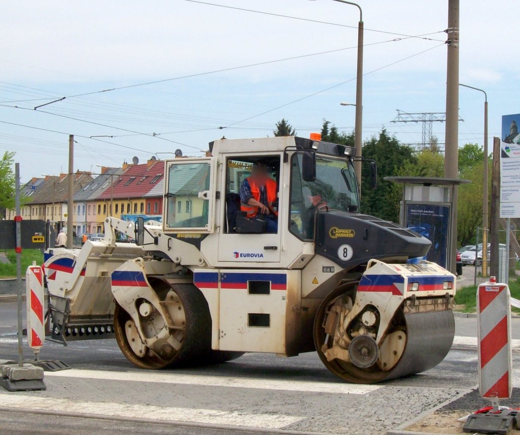 BOMAG Tandemwalze Typ BW 174 AD mit Steutrichter der Baufirma EUROVIA beim Stra�enbau 29.04.08 Berlin-Pankow.