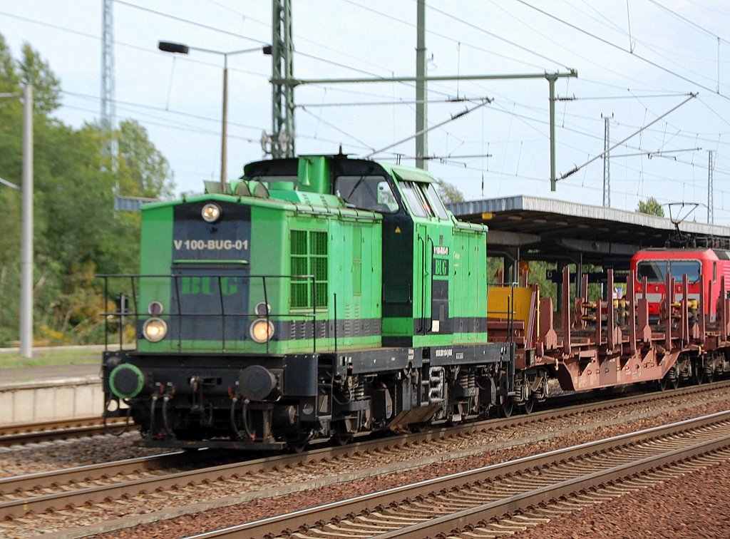 BUG mit ihrer V 100-BUG-01 (98 80 3201 110-4 D-BUG) und einigen Rungenwagen zum Langschienentransport ohne Beladung bei der Durchfahrt im Bhf. Flughafen Berlin-Sch�nefeld am 23.08.11