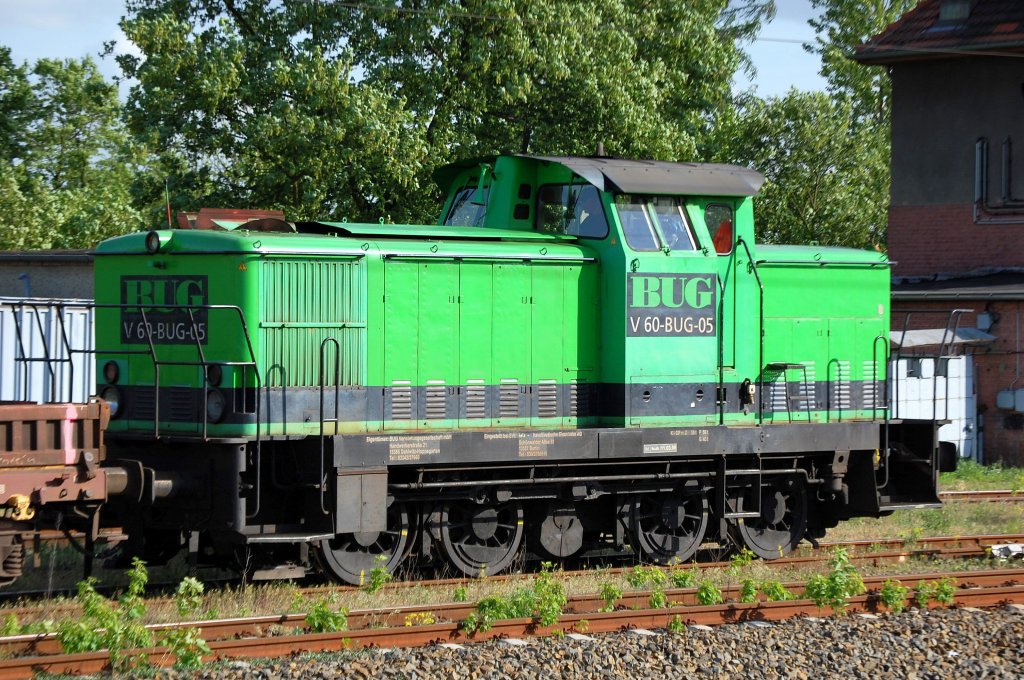 BUG V 60-BUG-05 (Bj.1975, ex DR 346 967) beim Rangieren (umsetzen) in Berlin-Blankenburg, 06.05.09