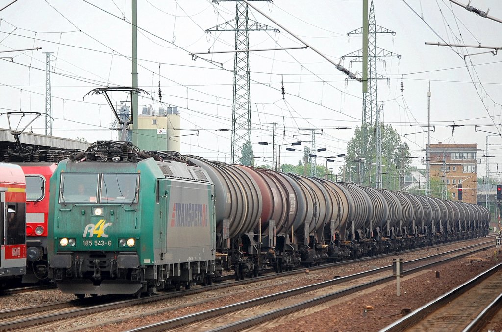 CapTrain Lok 185 543-6 (91 80 6185 543-6 D-CTD, Bombardier Bj.2005) mit Ganzzug Kesselwagen am 27.04.11 Bhf. Flughafen Berlin-Sch�nefeld.
