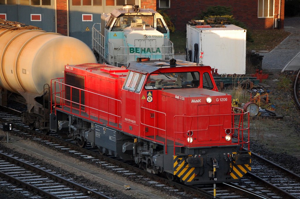 Captrain Lok (92 80 1275 110-5 D-CTD) schiebt Kesselwagenzug auf das Rangiergel�nde des Berliner Westhafen, 14.11.12