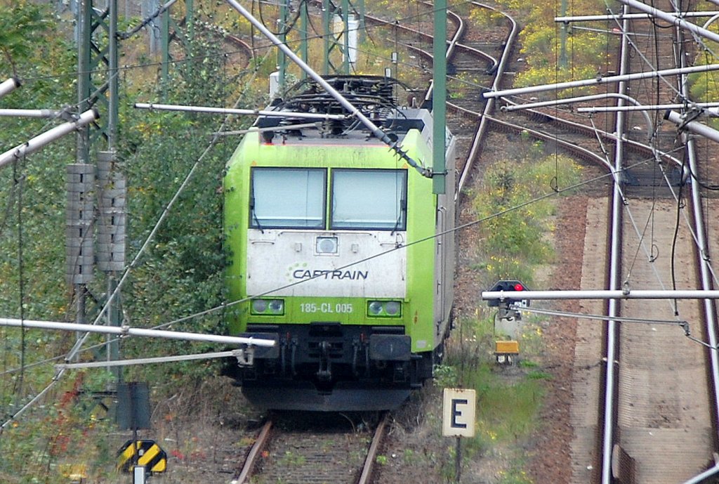 Captrainlok 185-CL 005 (91 80 6185 505-5 D-CTD) im nun gr�n-wei�en Farbdesign der neuen Captrain-Lokflotte pausiert am ehemaligen G�terbahnhof Berlin-Moabit neben dem Berliner Westhafen, 05.10.11