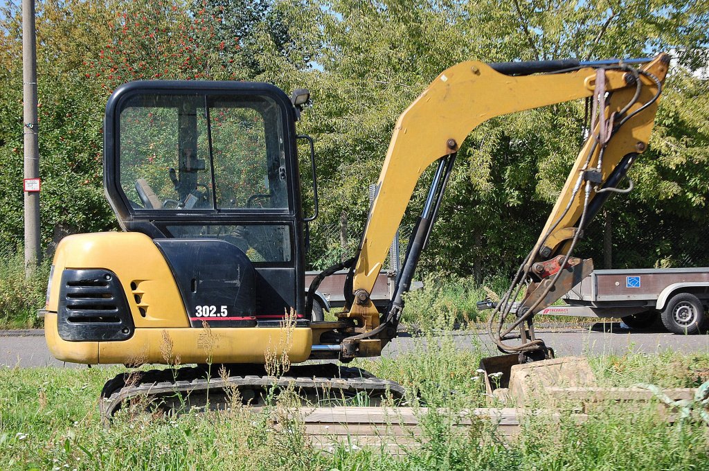 CAT 302.5 Minibagger von der Gegenseite abgelichtet, 22.08.11 Berlin-Pankow.