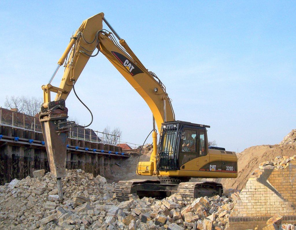 CAT 320D L beim Abri� des alten S-Bhf. Berlin-Baumschulenweg, 04.01.08