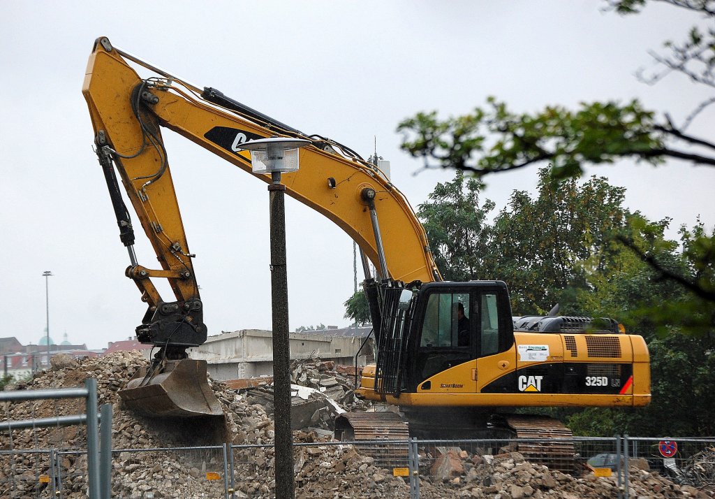 CAT 325D LN Raupenbagger bei Abbrucharbeiten, 03.08.11 Berlin Prenzl.Berg.