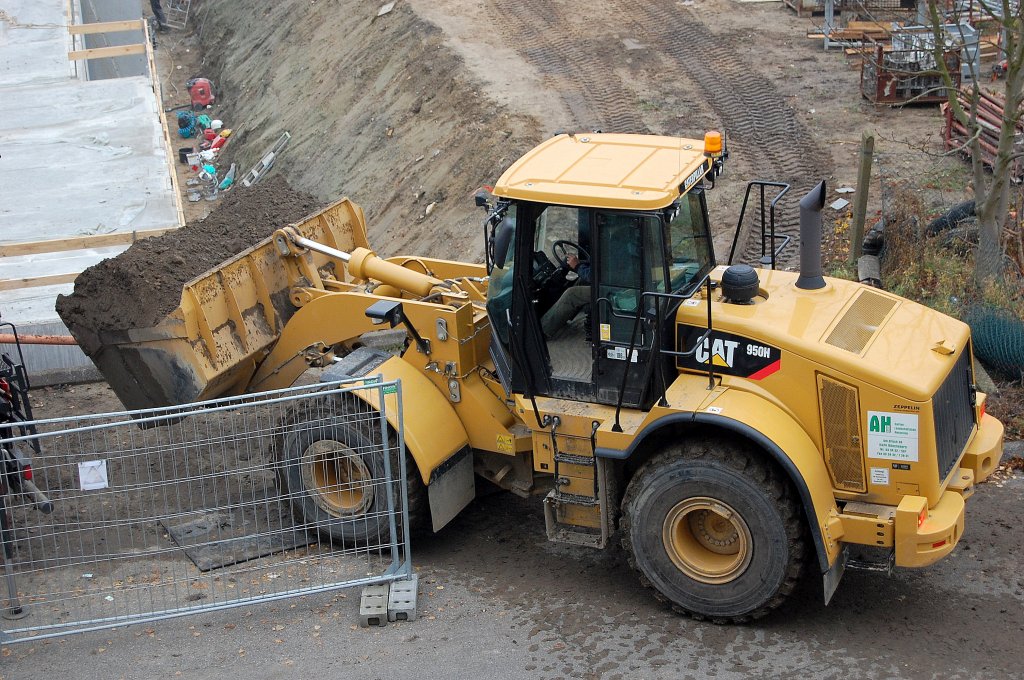 CAT 950H Radlader der Fa. AH, 15.11.12 Berlin-Pankow.