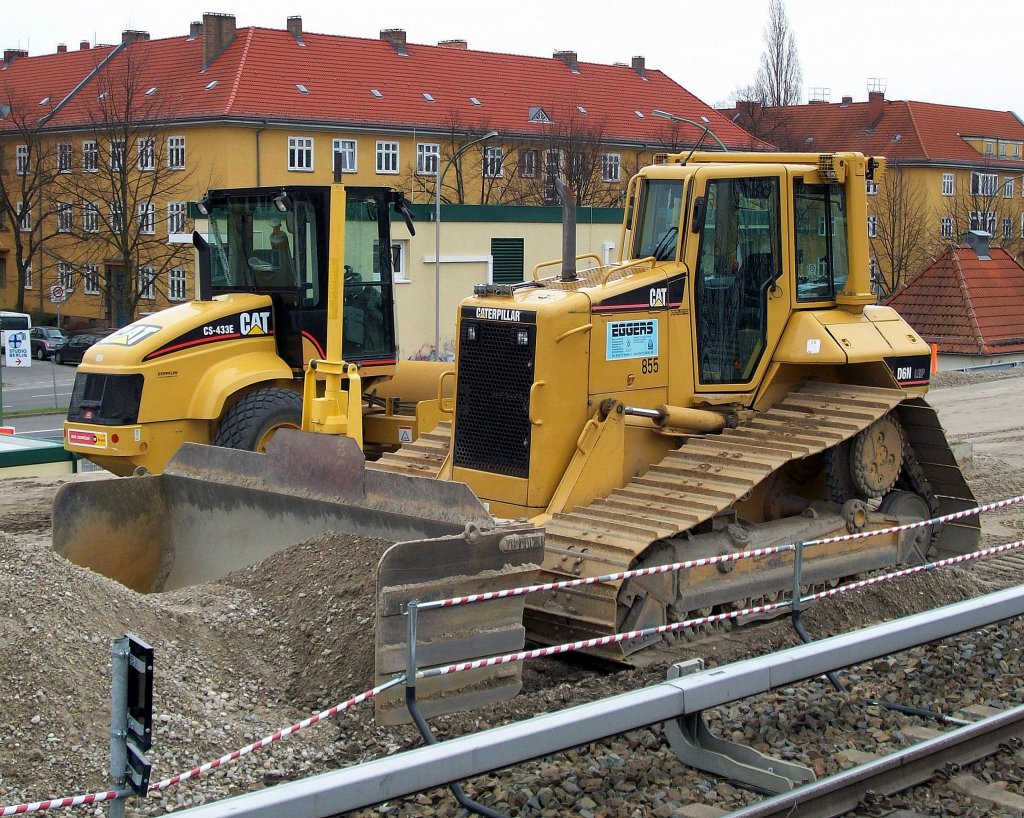 CAT D6N LGP Raope der Fa.EGGERS neben einem CAT Walzenzug am 28.03.09 beim Neubau des S-Bhf Berlin Adlershof.
