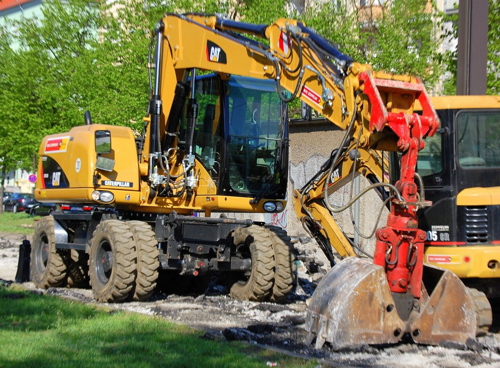 CAT M313D am 19.04.09 bei Gleisbauarbeiten der TRAM Berlin-Pankow.