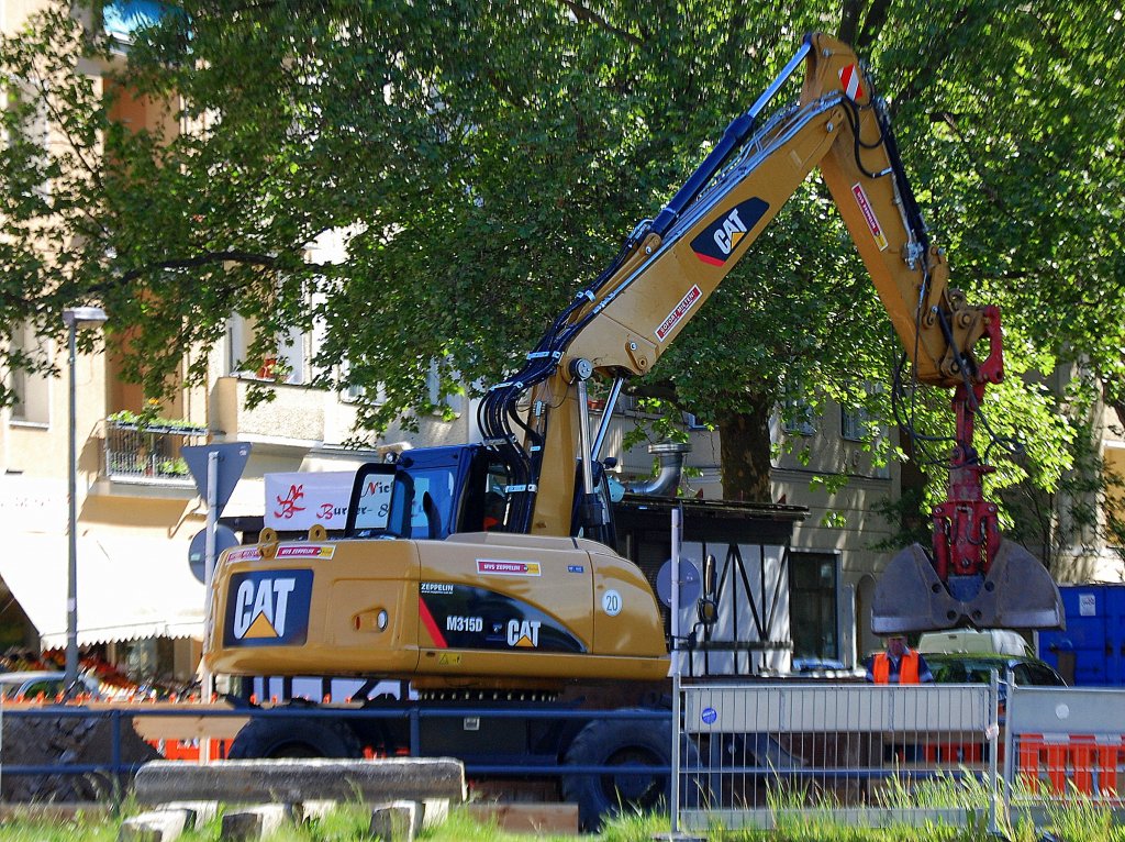 CAT M315D Mobilbagger (Leasingbaumaschine), 14.05.12 Berlin-Pankow.