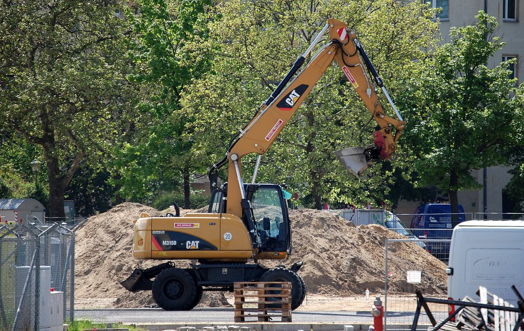 CAT M315D Mobilbagger (Mietbaumschine), Baustelle am ehemaligen Gbf. Berlin-Moabit, 14.05.13