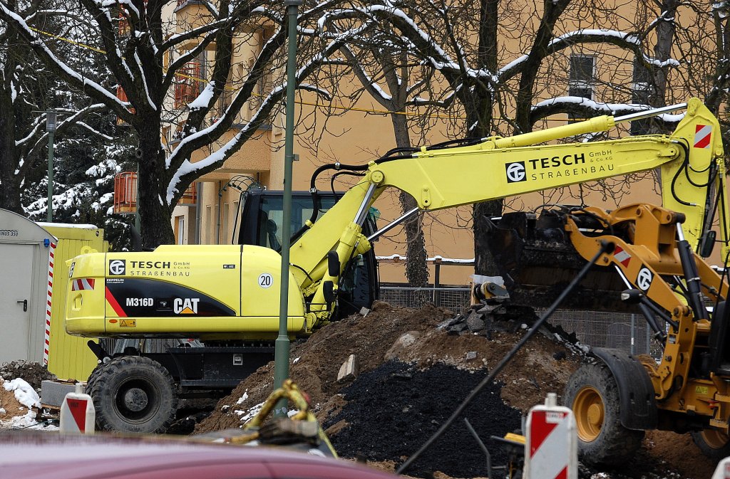 CAT M316D Mobilbagger der Fa. TESCH STRA�ENBAU, 22.03.13 Berlin-Pankow.