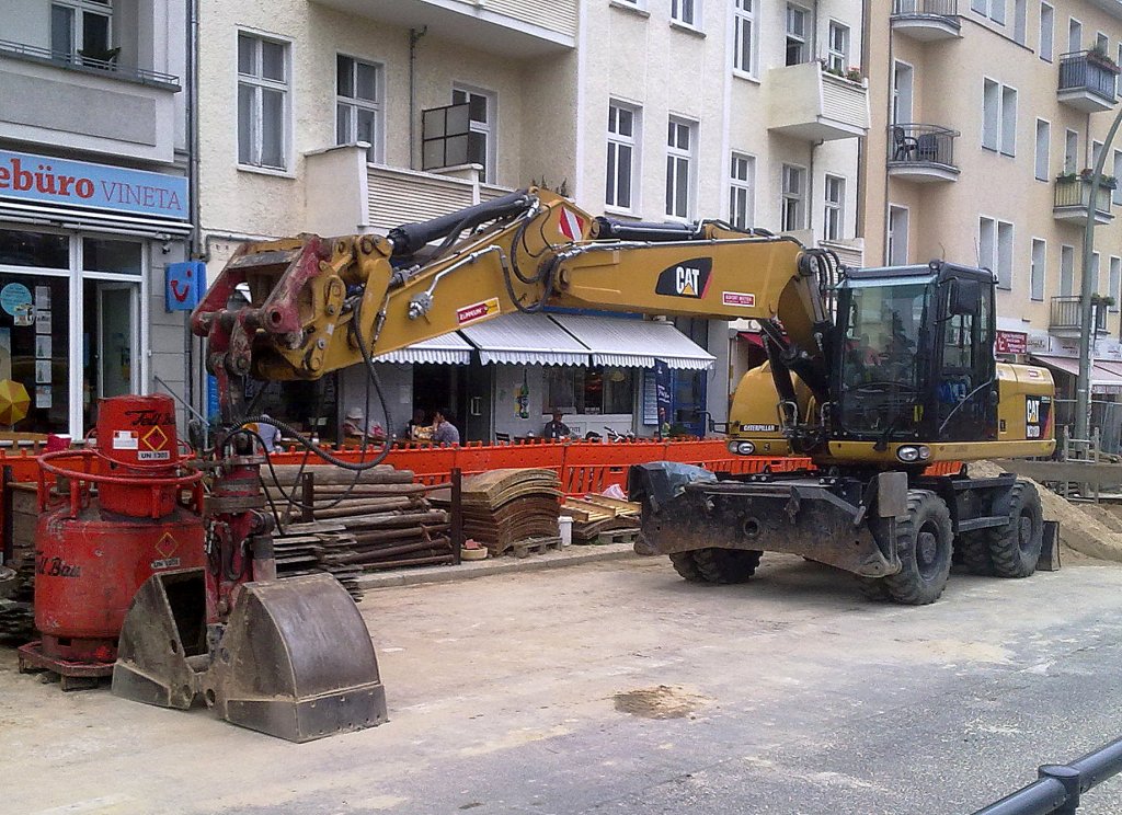 CAT M318D Mobilbagger (Mietbaumaschine), Juli/August 2012 Berlin-Pankow.