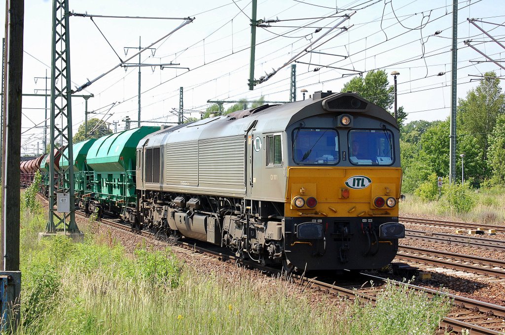CB 1001/29 002 (266 106-4) Mietlok von ITL mit Ganzzug Sch�ttgutwagen bei der Durchfahrt im Bhf. Flughafen Berlin-Sch�nefeld, 19.06.13
