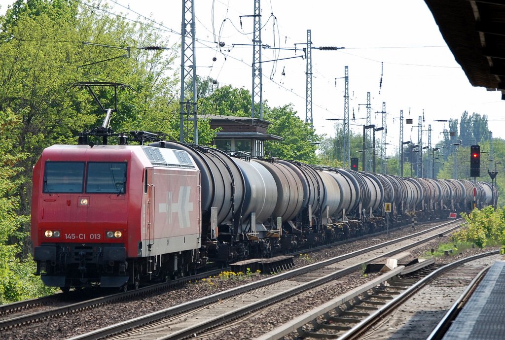 CBRail Leasinglok HGK 2003/145-CL 013 (91 80 6145 091-5 D-HGK, Bj.2000) mit Leerzug Kesselwagen Richtung Schwedt �ber Bernau, 30.04.09 Berlin-Karow.