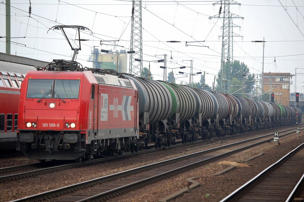 CBRail Leasinglok HGK 2057/185 589-9 (91 80 6185 589-9 D-HGK, Bombardier, Bj.2008) mit einem Kesselwagenganzzug lt Gefahrenstofftafeln (33/1268) mit Erd�lprodukten nicht n�her beschrieben bef�llt. 09.08.10 Durchfahrt im Bhf. Flughafen Berlin-Sch�nefeld.