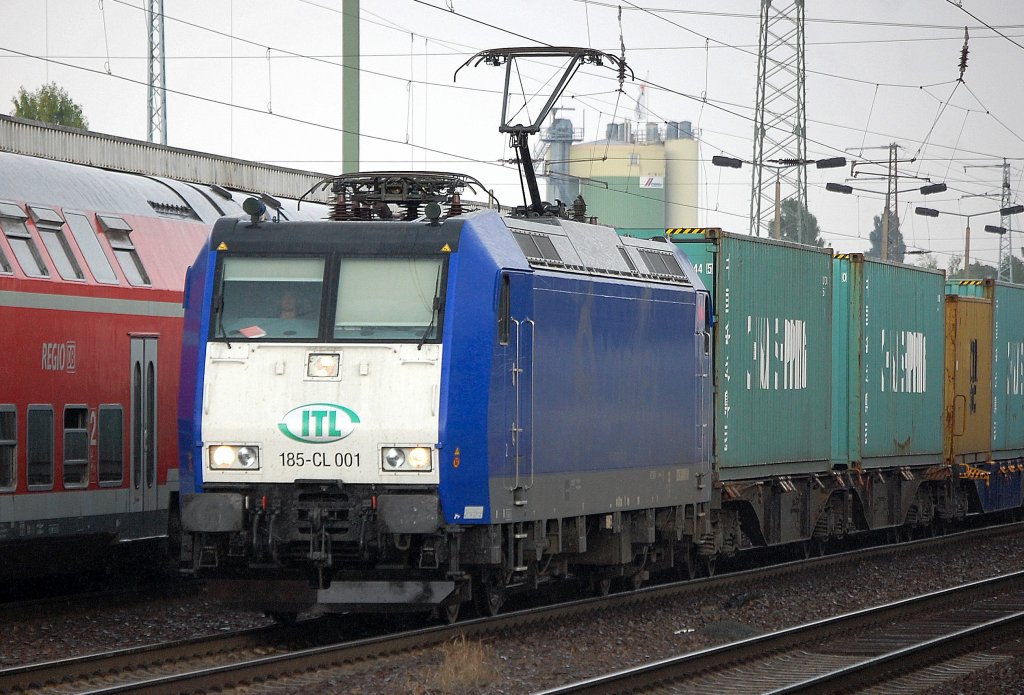 CBRail Leasinglok ITL 185-CL 001 (91 80 6185 501-4 D-VCD, Bombardier, Bj.2001) mit einem Containerzug bei der Durchfahrt im Bhf. Flughafen Berlin-Sch�nefeld, 09.08.10 