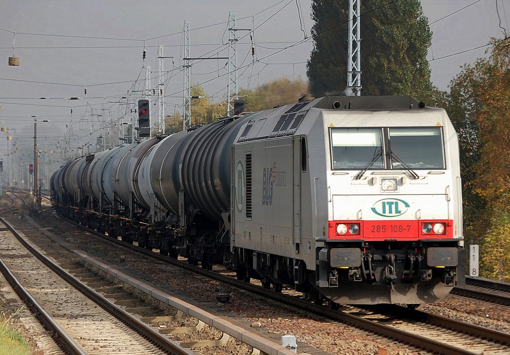 CBRail Leasinglok ITL 285 108-7 (92 80 1285 108-7 D-ITL) mit einem Kesselwagenganzzug, 12.10.10 Berlin-Karow. 