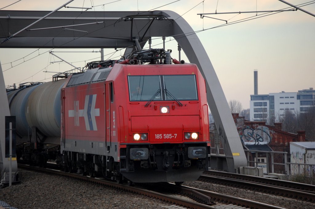 CBRail Lok HGK 2053/185 585-7 (91 80 6185 585-7 D-HGK, Bombardier Bj.2008) mit Kesselwagenzug Richtung Innenstadt, 03.12.08 Berlin-Pankow.