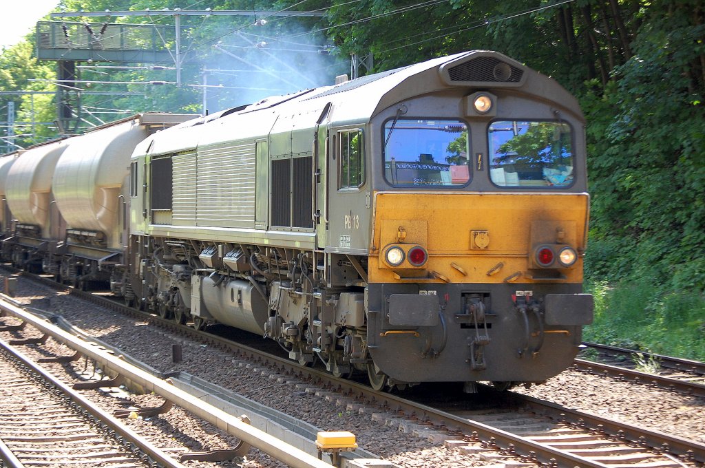 CBRail Lok PB 13 (GM-EMD Bj.2002) mit Silowagenganzzug am 25.05.10 Richtung Borholmer Str., Berlin Sch�nhauser Allee.