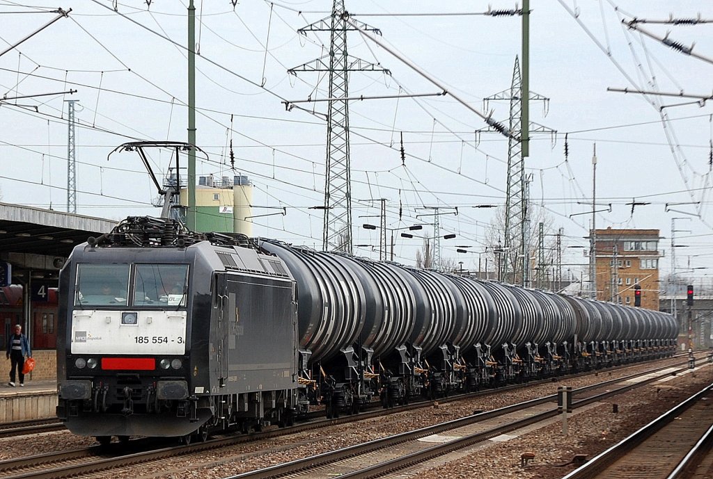 CFL Cargo Deutschland mit MRCE Leasinglok 185 554-3 (91 80 6185 554-3 D-DISPO) und Kesselwagenzug (Dieselkraftstoff) am 11.04.12 Bhf. Flughafen Berlin-Sch�nefeld.