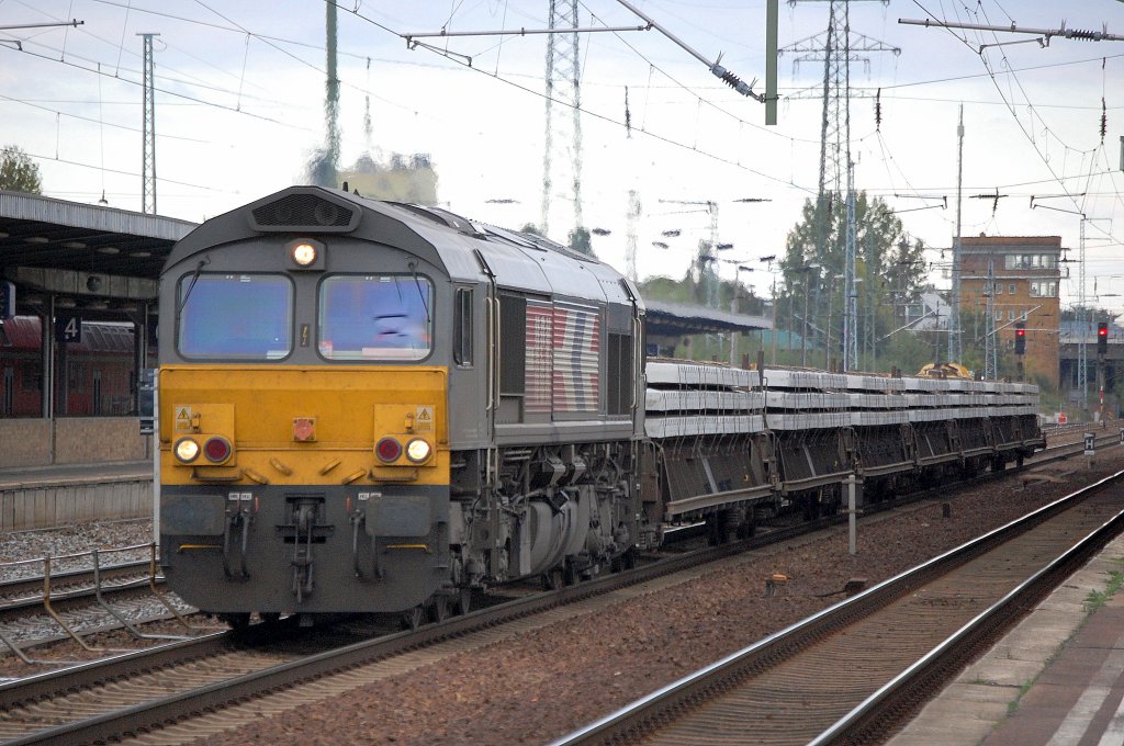 Claas 66 MRCE Dispolok f�r ? t�tig mit Ganzzug Oberbaustofwagen mit Fertiggleissegmenten beladen bei der Durchfahrt im Bhf. Flughafen Berlin-Sch�nefeld, 30.09.10