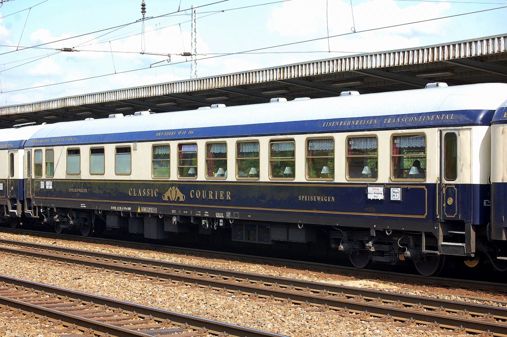 CLASSIC-COURIER Speisewagen der DNV Touristik GmbH (Sonderzug Masuren, K�nigsberg und Danzig) mit der Nr. 56 80 88-40 106-8 WRm D-DNV, 04.07.12 Bhf. Flughafen Berlin-Sch�nefeld. 