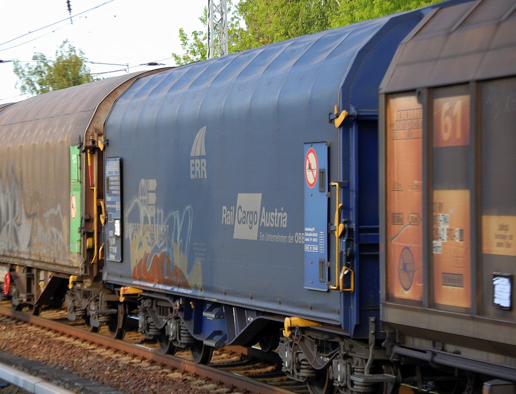 Coiltransportwagen mit blauen Plnenabdeckung der ERR f�r Rail Cargo Austria im Einsatz siehe Planenlogo eingestellt mit der Nr. 31 RIV 81 A-�BB 4771 184-8 Shimmns in einem Ganzzug f�r Coiltransporte am 22.06.10 Berlin-Karow. 