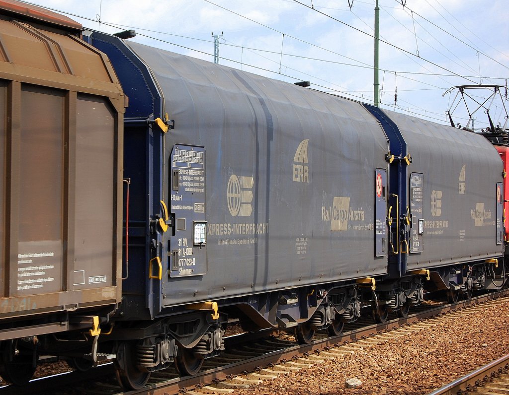 Coiltransportwagen mit blauer Planenabdechung f�r die Fa. EXPRESS-INTERRACHT mit Planenaufdruck ERR + Rail Cargo Austria eingestellt mit der Nr. 31 RIV 81 A-�BB 477 7 023-0 Shimmns Heimatbf. Linz Voest Alpine, 21.07.09  Bhf. Flughafen Berlin-Sch�nefeld.