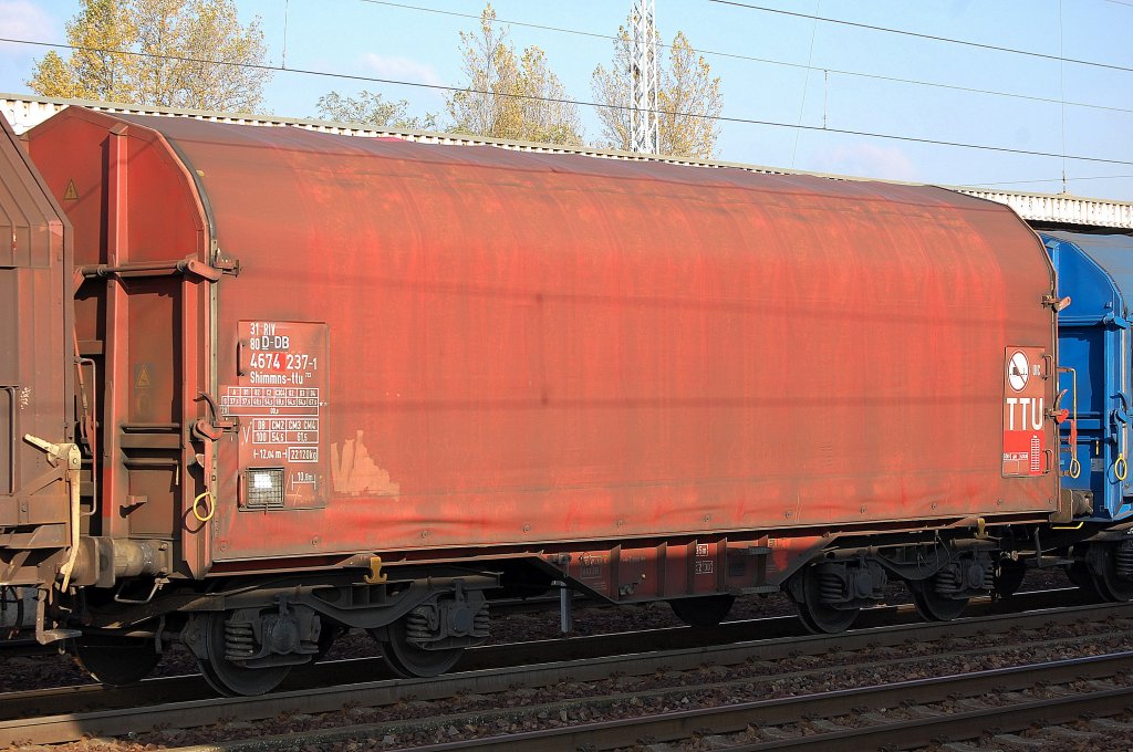 Coiltransportwagen mit Planenabdeckung und vier Rads�tzen mit Lademulden innen von DB eingestellt mit der Nr. 31 RIV 80 D-DB 4674 237-1 Shimmns-ttu 723, 31.10.09 Bhf. Flughafen Berlin-Sch�nefeld. 