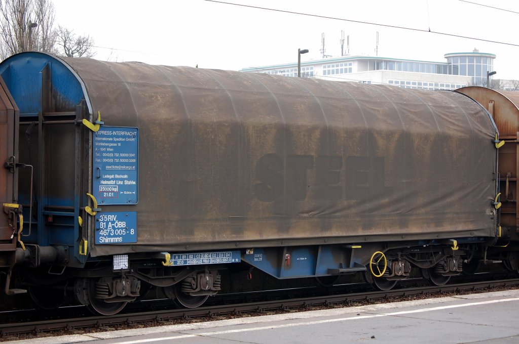 Coiltransportwagen mit Planen�berzug aus �sterreich mit der Aufschrift STEEL auf der Plane der EXPRESS-INTERFRACHT GmbH eingestellt mit der Nr. 35 RIV 81 A-�BB 467 3 005-8 Shimmns Heimatbf. Linz Stahlw. ladegut: Blechcoils, 29.11.08 Bhf. Flughafen B erlin-Sch�nefeld. 