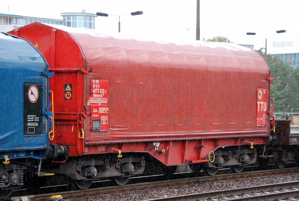 Coiltransportwagen mit Planen�berzug der DB eingestellt mit der Nr. 31 RIV 80 D-DB 4675 020-0 Shimmns-ttu 722, 02.09.10 Bhf. Flughafen Berlin-Sch�nefeld. 