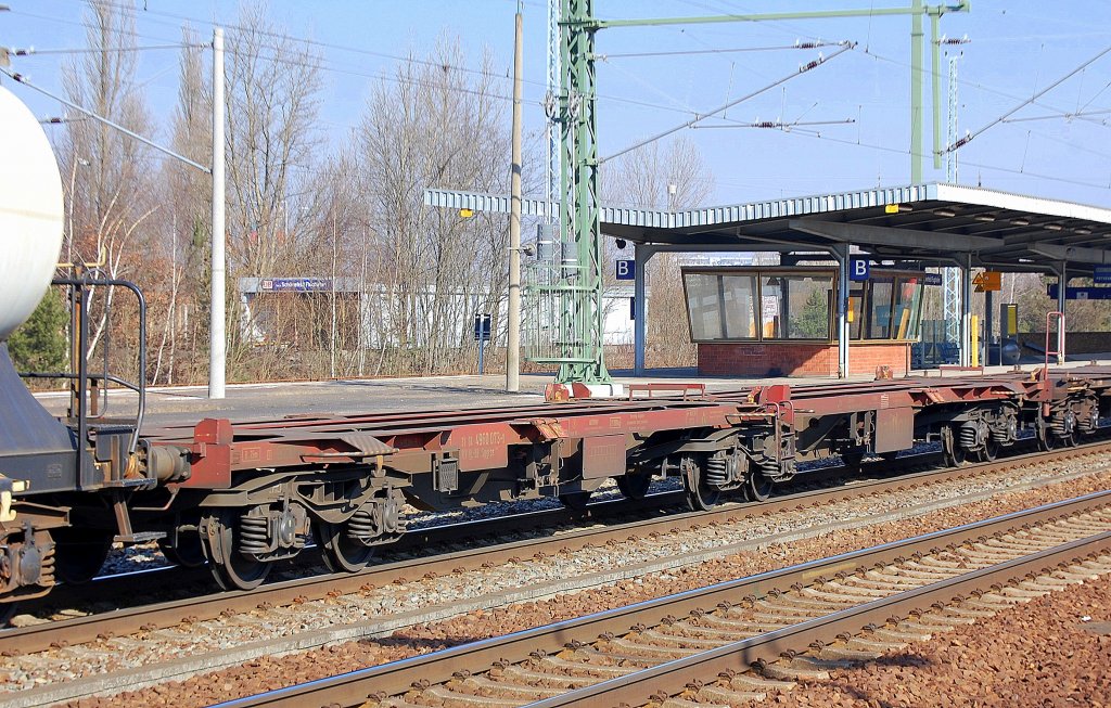 Containerdoppeltragwageneinheit der DB in den Niederlanden registriert mit der Nr. 31 RIV 84 NL-DB 4960 073-9 Sggrss 734, 01.03.11 Bhf. Flughafen Berlin-Sch�nefeld.