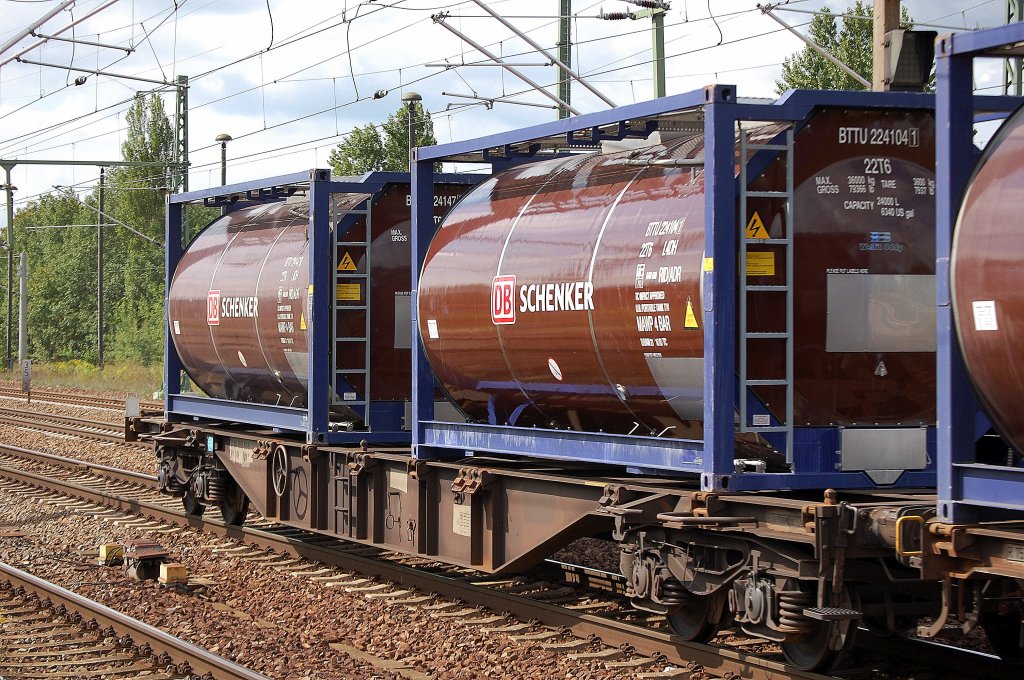 Containertragwagen der DB mit Kesselcontainern der DB beladen, der Wagen hat die Nr. 31 RIV 80 D-DB 4556 621-9 Sgns 691, 28.08.10 Bhf. Flughafen Berlin-Sch�nefeld.
