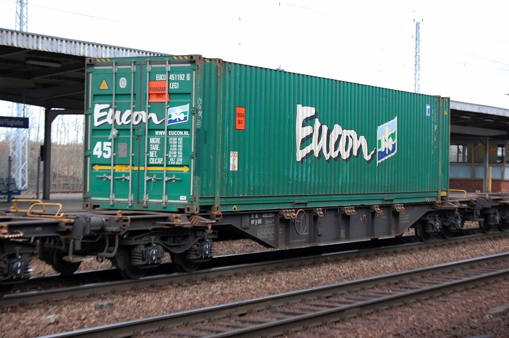 Containertragwagen eingestellt in Deutschland mit der Nr. 33 RIV 80 D-ERR 4552 233-5 Sgnss 60`am 04.01.12 Bhf. Flughafen Berlin-Sch�nefeld.