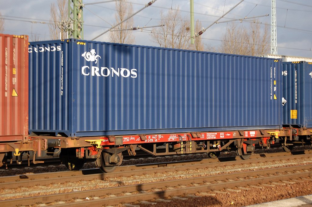 Containertragwagen eingestellt mit der Nr. 25 RIV 80 D-BTSK 4427 150-4 Lgs 580 am 29.12.11 Bhf. Flughafen Berlin-Sch�nefeld. 