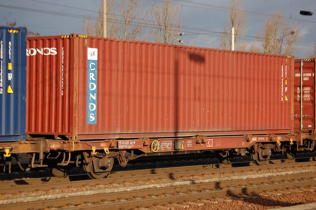 Containertragwagen eingestellt mit der Nr. 25 RIV 80 D-BTSK 4435 020-9 Lgns 583 am 29.12.11 Bhf. Flughafen Berlin-Sch�nefeld.