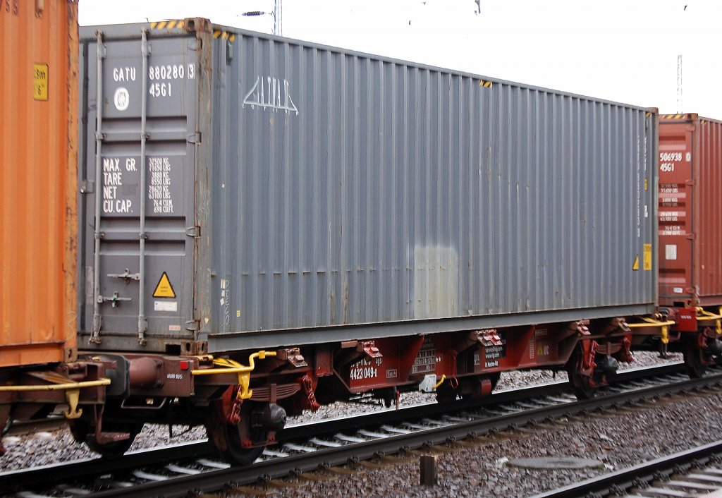 Containertragwagen eingestellt mit der Nr. 27 RIV 80 D-VTG D  4423 049-0 Lgs am 29.12.11 Bhf. Flughafen Berlin-Sch�nefeld.