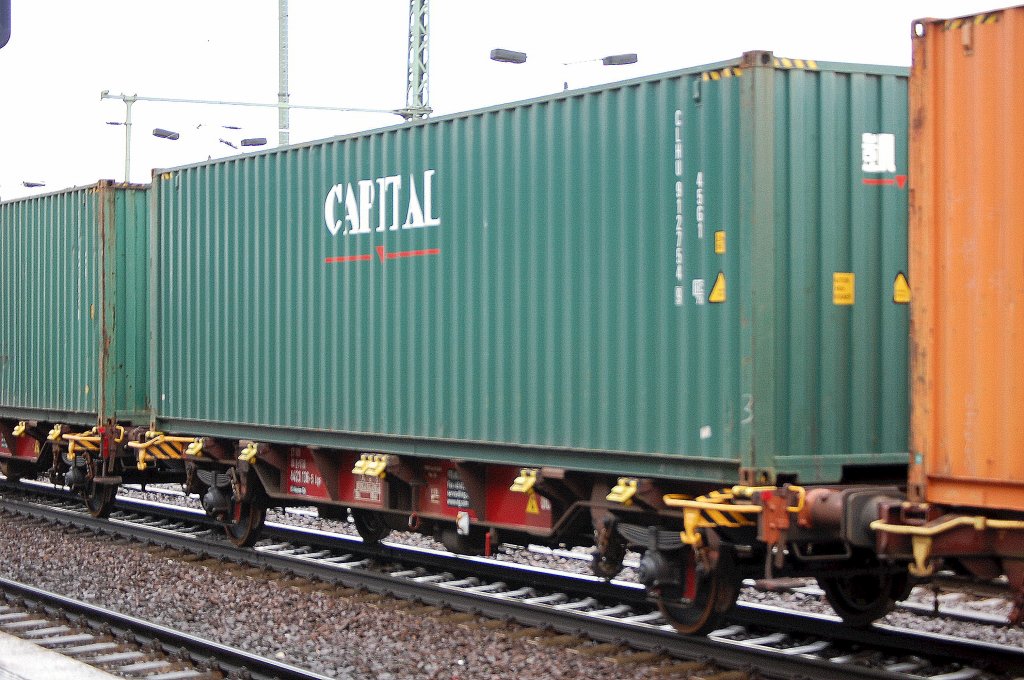 Containertragwagen eingestellt mit der Nr. 27 RIV 80 D-VTGD 4423 136-5 Lgs Bf.: Maschen-Rbf. am 29.12.11 Bhf. Flughafen Berlin-Sch�nefeld.