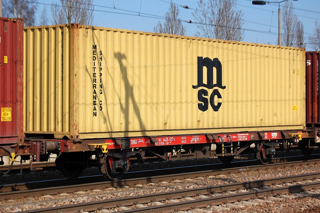 Containertragwagen eingestellt mit der Nr. 35 RIV 80 D-BTSK 4426 037-4 Lgs 580, 22.03.12 Bhf. Flughafen Berlin-Sch�nefeld. 