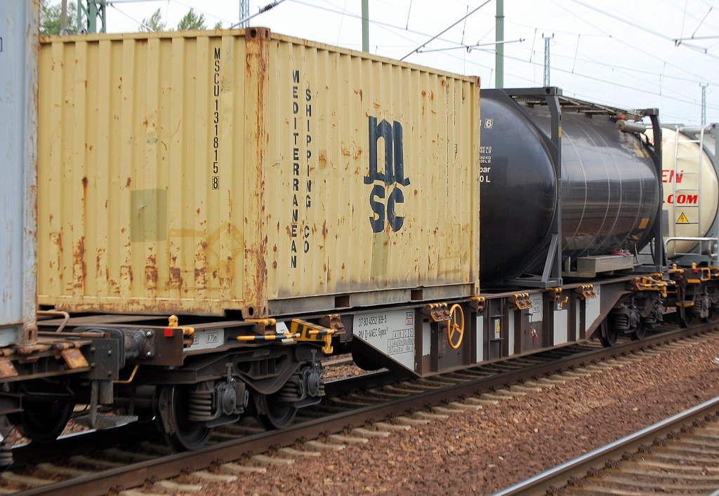 Containertragwagen vom Typ Sgnss 10 beladen mit Container und Tankcontainer eingestellt mit der Nr. 37 RIV 80 D-AAEC 455 2 189-5, 12.08.10 Bhf.Flughafen Berlin-Sch�nefeld.  