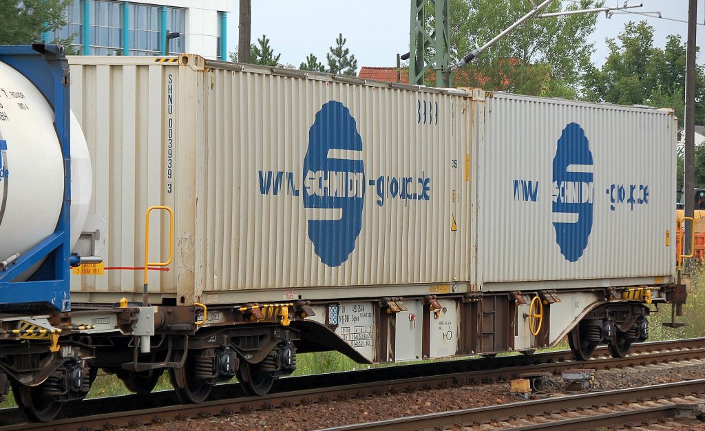 Containertragwagen vom Typ Sgnss 735 (AAE 585) beladen mit zwei Containern (www.schmidt-group.de) eingestellt mit der Nr. 31 RIV 80 D-DB 4552 752-4 am 12.08.10 Bhf. Flughafen Berlin-Sch�nefeld.