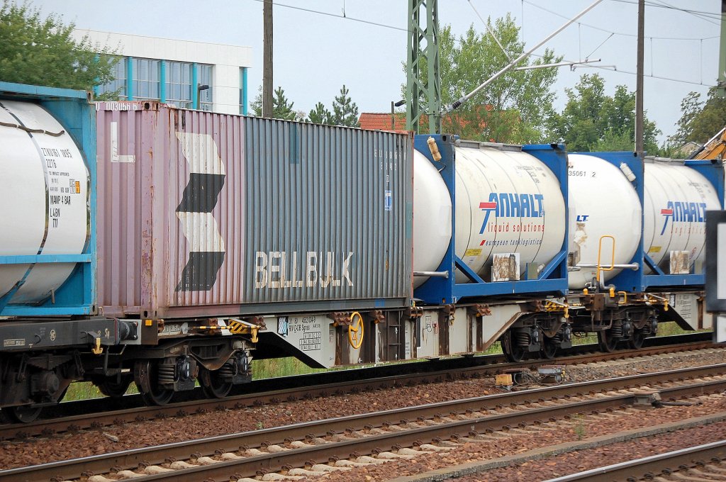 Containertragwagen vom Typ Sgnss (AAE S16) mit Container (BELLBULK) und Tankcontainer (ANHALT liquid solution) beladen, eingestellt mit der Nr. 31 RIV 80 D-DB 4552 034-9, 12.08.10 Bhf. Flughafen Berlin-Sch�nefeld.