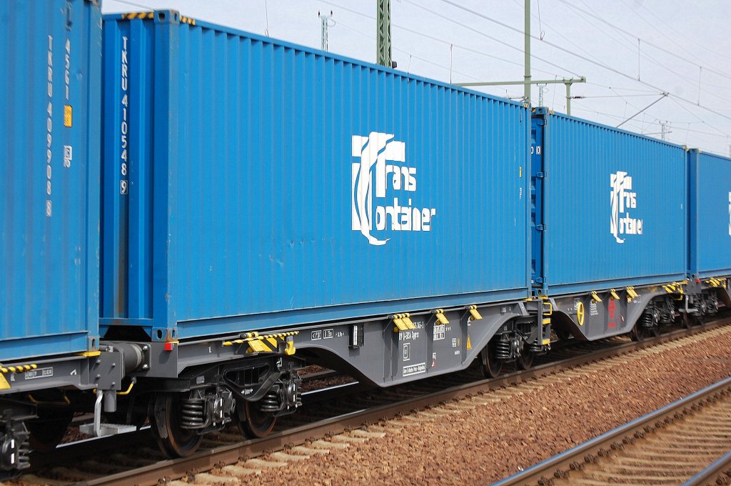 Containertragwageneinheit aus dem Ganzzug (Blaue Wand) eingestellt in Deutschland mit der Nr. 37 TEN-RIV 80 D-ERSA 4975 345-2 Sggrss Gare d&acute;atache: Paris-Batignolles, 24.04.10 Bhf. Flughafen Berlin-Sch�nefeld.
