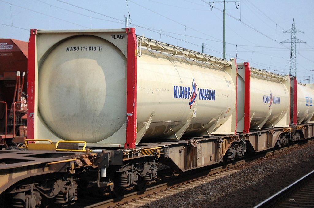 Containertragwageneinheit eingestellt in Deutschland mit der Nr. 33 RIV 68 D-AAEC 4961 129-6 Sggmrss 90´.58 am 21.08.12 Bhf. Flughafen Berlin-Sch�nefeld.